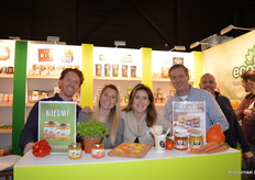 Bij Ecotone (Wessanen Benelux): Ann-Sophie Boehme en Eliane de Monchy. Binnenkort nieuw van Allos: Vegan Chicken Samba en Vegan Chicken Curry (links op de toonbank).